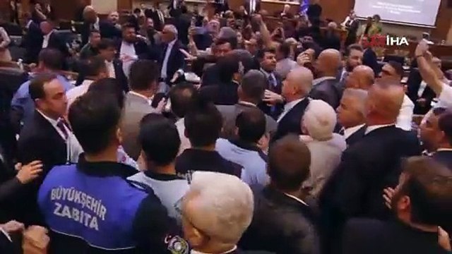 Meclis toplantısında ortalık karıştı: Üstüne yürüyüp, hakaret yağdırdılar!