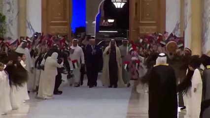 Trump'a ilginç karşılama! BAE Başkanlık Sarayı'nda şaşaalı tören