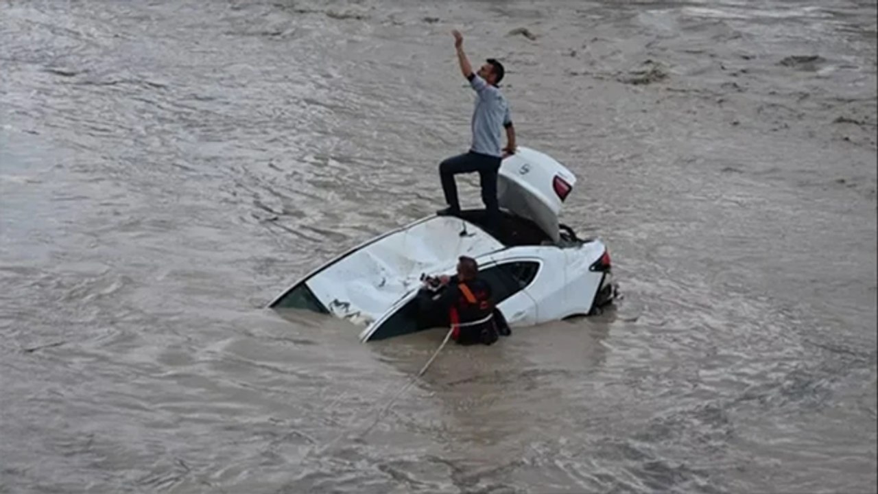 Otomobilin üstüne çıkıp kurtarılmayı bekledi! Onlarca araç sel sularına kapıldı