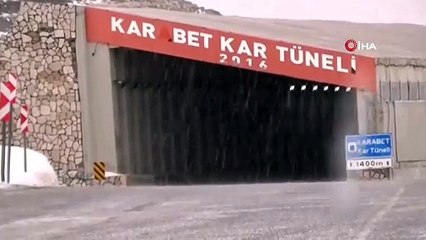 Van'da lapa lapa kar yağdı, sürücüler zor anlar yaşadı!