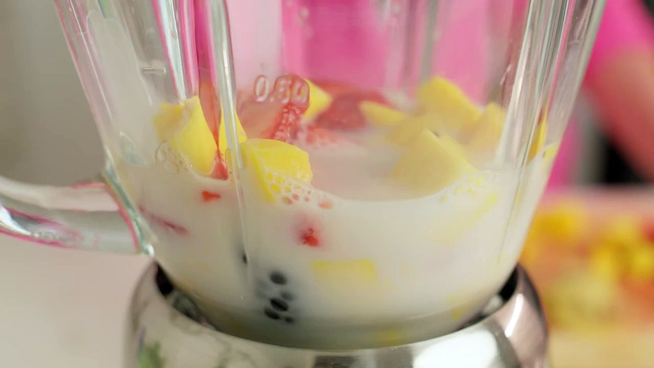 mixkit-blending-a-fruit-smoothie-in-a-blender-43905-hd-ready