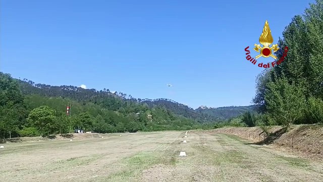 Incendi boschivi, il lancio di un Canadair visto da vicino