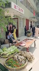 Two sisters marry simultaneously but live different lives—after rebirth, she lets her fiancé go and marries a cold officer, only to be pampered and win at life effortlessly.