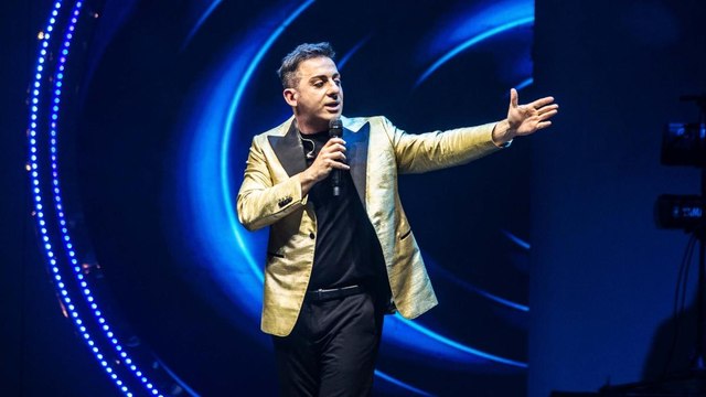 Francesco Cicchella al Brancaccio imita Ultimo e Al Bano e diverte con le sue gag «made in Napoli»