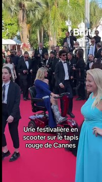 Une festivalière en scooter sur le tapis rouge de Cannes.