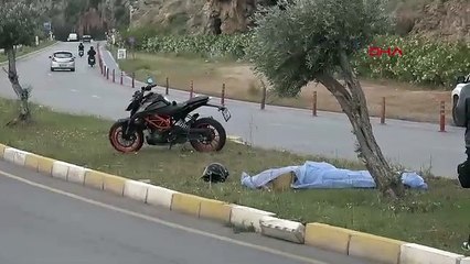 Kazada ölen arkadaşının cansız bedeninin başından ayrılmadı