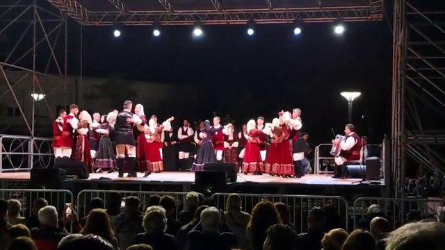Il Gruppo folk olbiese balla lo Scottis: applausi in piazza San Simplicio