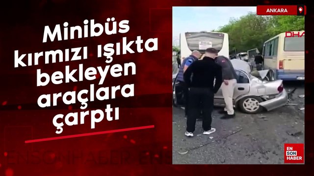 Ankara'da minibüs, kırmızı ışıkta bekleyen araçlara çarptı