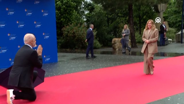 Arnavutluk Başbakanı Rama, İtalya Başbakanı Meloni’yi diz çökerek karşıladı