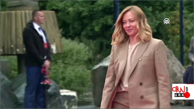 Arnavutluk Başbakanı Edi Rama İtalya Başbakanı Giorgia Meloni'yi diz çökerek karşıladı