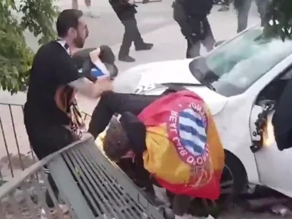 Auto rast in Menschenmenge vor Stadion: Fans und Polizei eskalieren