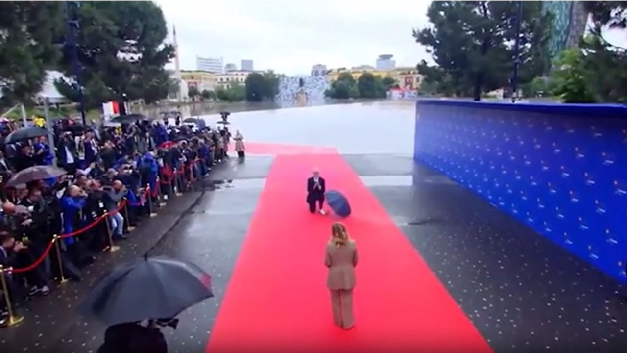 Albania, il primo ministro Edi Rama accoglie Giorgia Meloni in ginocchio: il video