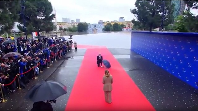 Albania, il primo ministro Edi Rama accoglie Giorgia Meloni in ginocchio: il video