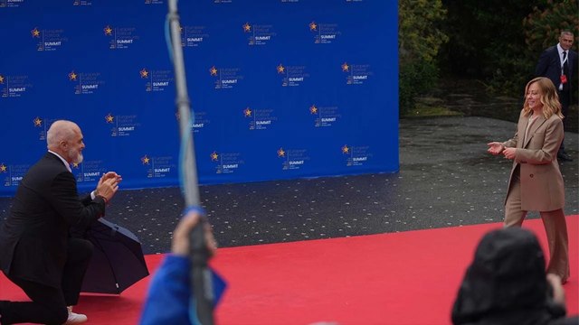 Arnavutluk Başbakanı Edi Rama, AST Zirvesi'ne giden İtalya Başbakanı Meloni'yi diz çökerek karşıladı!