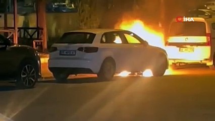 Park halindeki lüks otomobil alev alev yandı