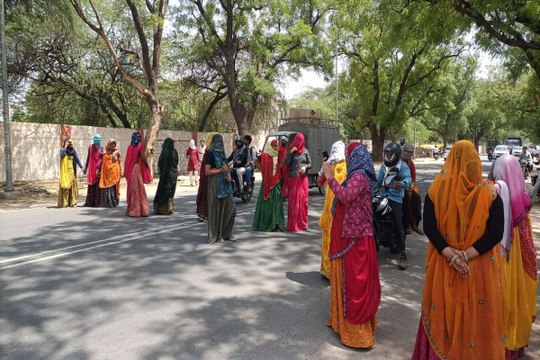 गुढ़ाचक की महिलाओं का पेयजल समस्या पर आक्रोश, सड़क जाम का प्रयास, समझाइश पर मानी