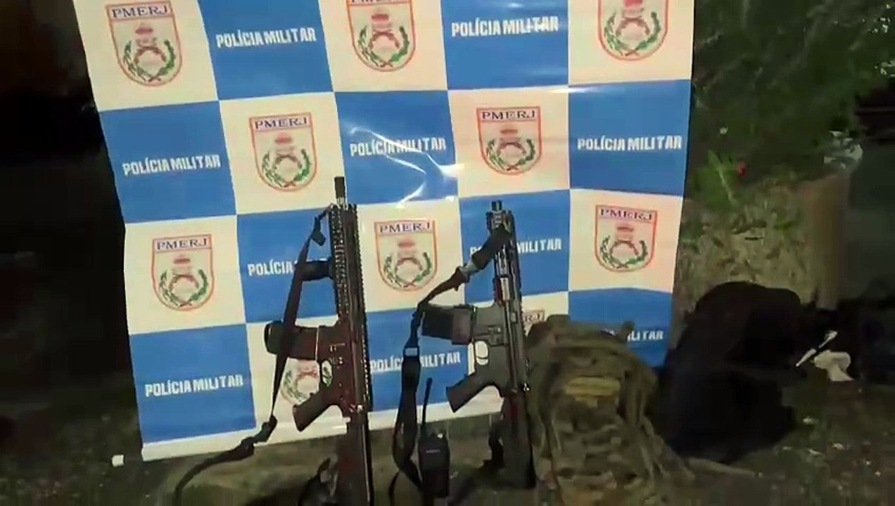 Vídeo mostra suspeitos de milícia transportando fuzis em veículo