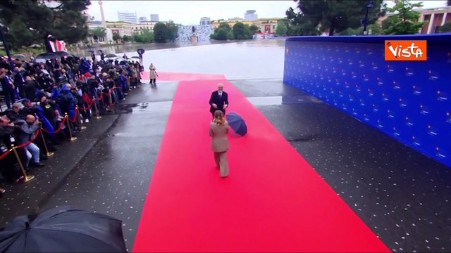 Rama si inginocchia davanti a Meloni per accoglierla al vertice comunità politica europea a Tirana