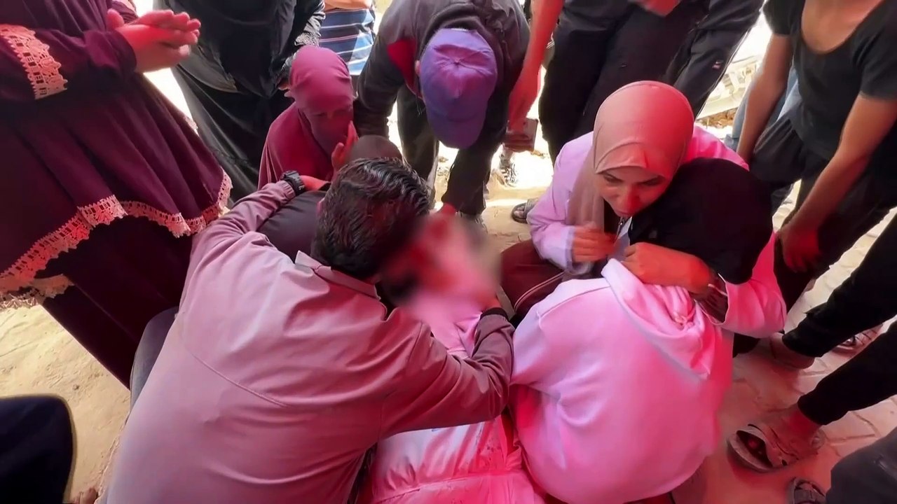 Familien trauern im Krankenhaus nach tödlicher Explosion in Gaza