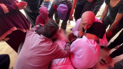 Rodziny opłakują bliskich w szpitalu po śmiertelnym wybuchu w Gazie