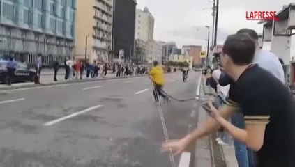 Protesta pro Pal al Giro d'Italia, manifestante si lancia tra i ciclisti che lo evitano per un soffio