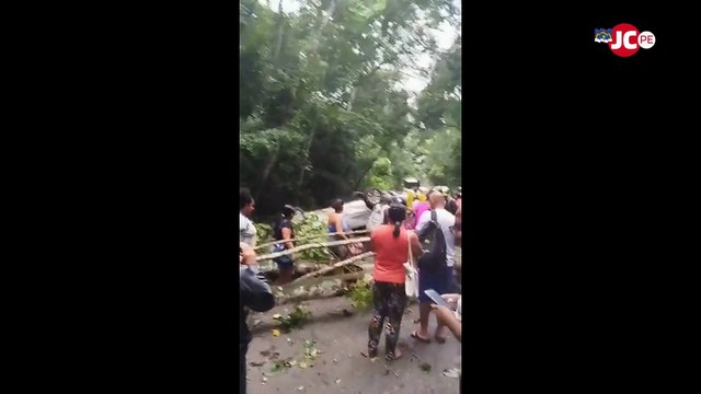 Carro capota, colide em árvore e homem fica ferido na Estrada de Aldeia