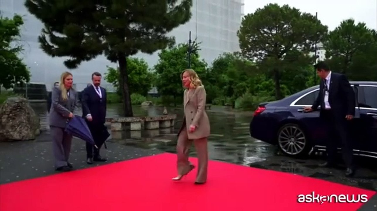 Giorgia Meloni a Tirana, il premier albanese Rama si inginocchia: «Edi, dai no!»