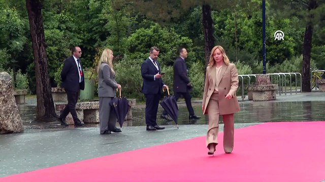 Arnavutluk Başbakanı Edi Rama, Meloni'yi kırmızı Halıda diz çökerek karşıladı