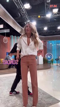 Flavia Mihasan - 27-30.04.2025 \Super Neatza de Weekend. \La Colors Experience. În living, pe sofa, filmând tâmpenii (TikTok). În sufragerie, cu boracii. \ Acasă - TikTok. La tenis, pe Dinamo, cu puradeii. \ La cinema, cu plozii.