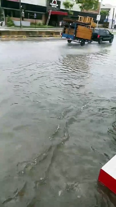 Alagamento em parte da Avenida Recife nesta sexta, 16 de maio