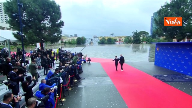 Macron arriva a Tirana per vertice della Comunità politica europea. Ad accoglierlo Edi Rama