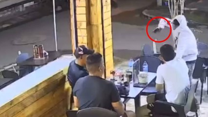 VIDEO | Asaltante encañonó a clientes en bar y huyó tras fuego cruzado con una de sus víctimas