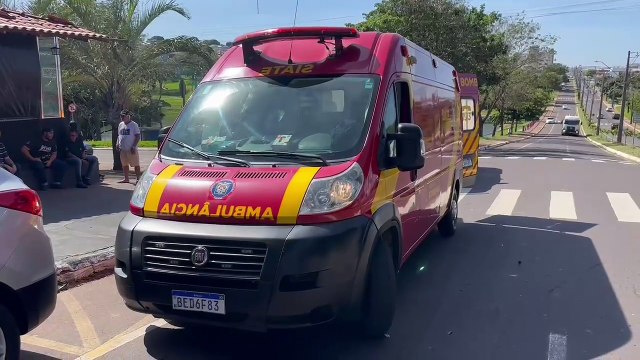 Colisão entre carro e moto deixa dois feridos em cruzamento movimentado de Umuarama