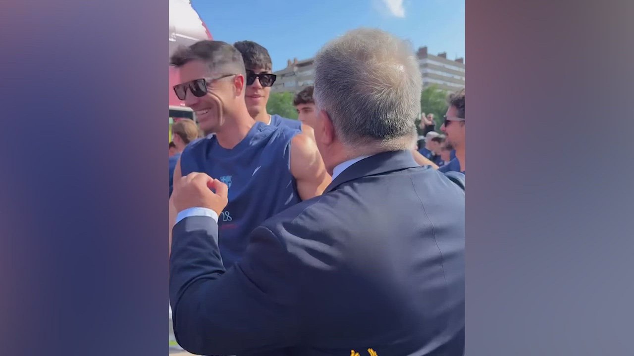 El abrazo de Laporta con Flick y los jugadores