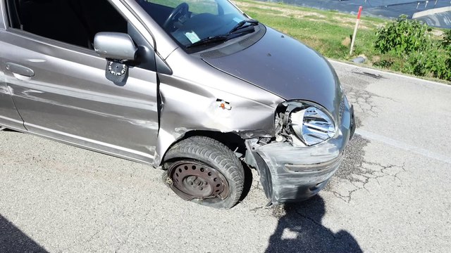 Perde il controllo dell'auto e finisce contro il guard rail