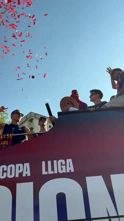 "Szczesny fumador", la chimenea polaca del Barça triunfa en la rúa de campeones