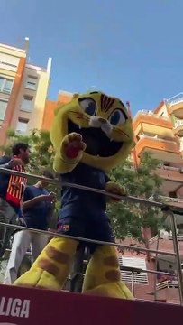 Los jugadores del Barça, aclamados por los culés en la rúa de campeones de Liga por las calles de Barcelona
