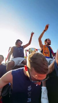 Campeones, campeones , Araujo celebra con la marea azulgrana el título de Liga levantado por el Barça