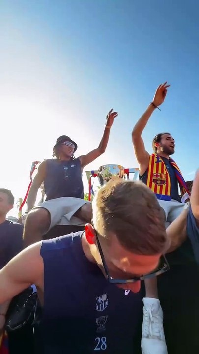 "Campeones, campeones", Araujo celebra con la marea azulgrana el título de Liga levantado por el Barça