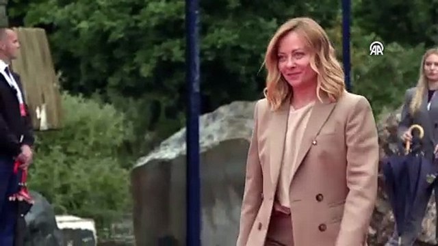 Zirveye damga vuran hareket! Arnavutluk Başbakanı Rama, İtalya Başbakanı Meloni'yi diz çökerek karşıladı