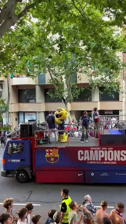 CAT y los culés corean el nombre de Lamine Yamal en la rúa del Barça campeón de Liga