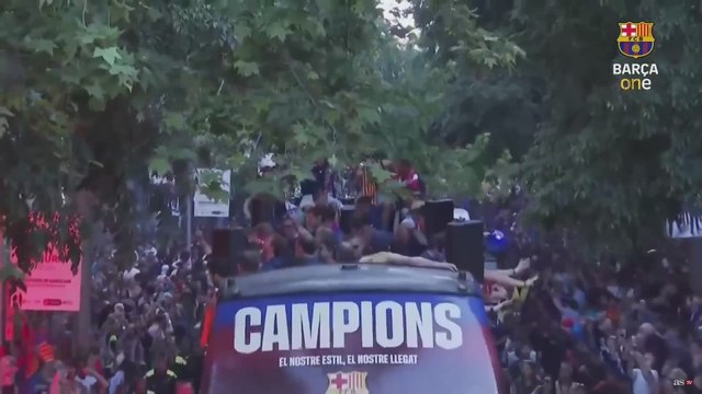 Barça goalkeeper offers cigar to young academy star during wild LaLiga parade celebration