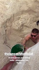Viralizou! Turista americano se enterra na Praia de Copacabana e fica preso em buraco; veja vídeo