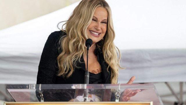 Jennifer Coolidge's advice to grads: Believe your insane expectations