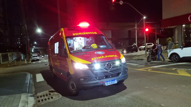 Acidente entre carro e moto é registrado na Rua Nereu Ramos