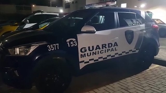 De quem é o carro? Dodge Journey com registro de furto é levado à delegacia; entenda o caso