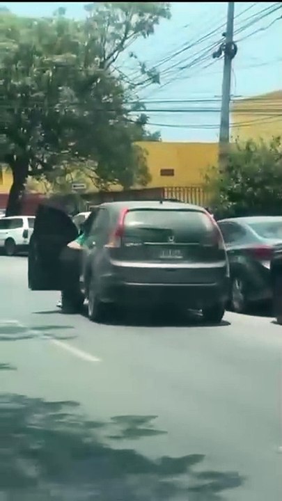Mujer es lanzada desde vehículo en movimiento tras presunta pelea