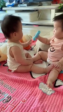 Cute twins baby's new viral funny video 😂📸😍 twins baby's 😍 cute siblings new viral video 📸#shorts #shortvideos #viralvideos #viralshorts #funnyvideo #funny #comedy #twins #siblings #baby #kid