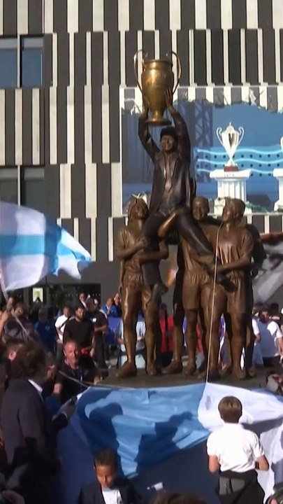 Une statue de Bernard Tapie inaugurée devant le Vélodrome