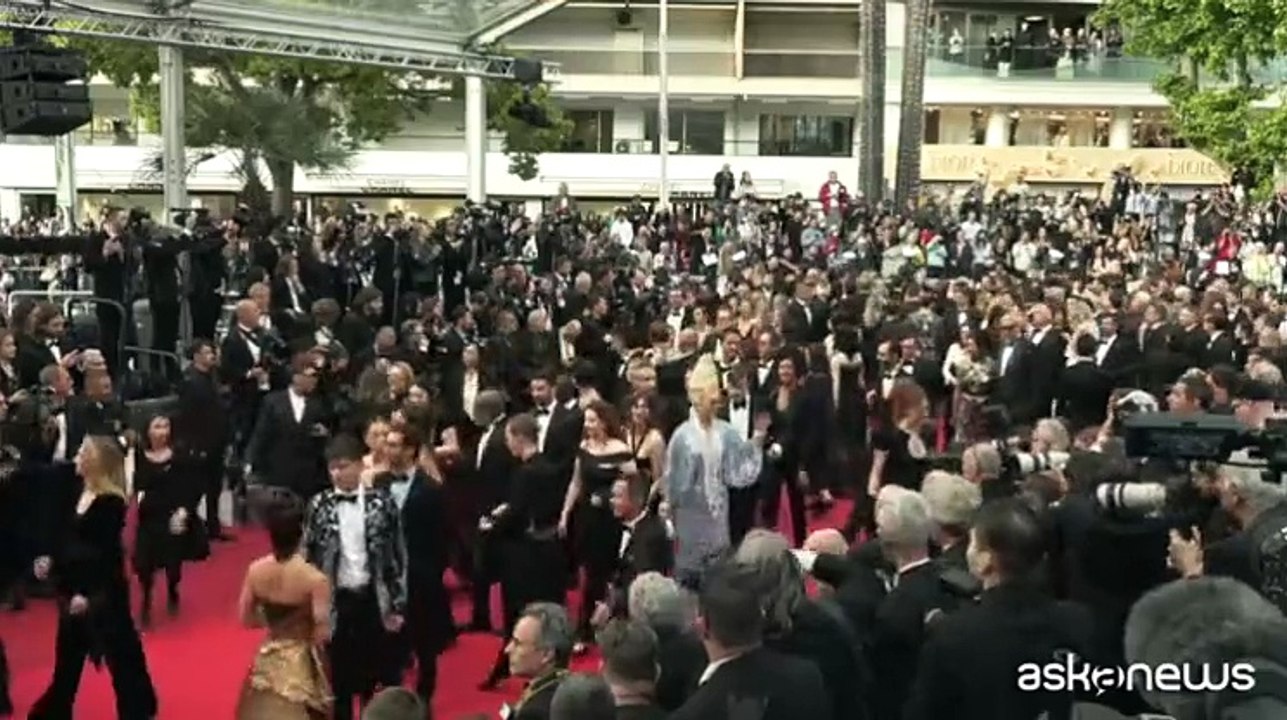 Da Joaquin Phoenix a Emma Stone: red carpet stellare a Cannes 2025 per "Eddington"